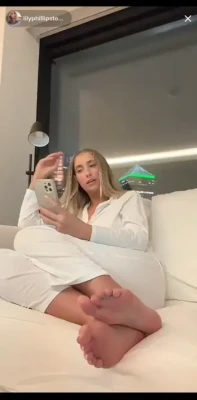 lilydaisyphillips - The sexual tension between us   do you want me as badly as he does
