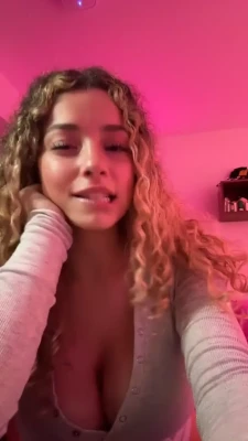 kirapregiato - She acumulates violently with a remote vibrator.
