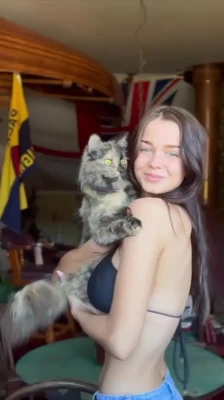 chloecxmpbell - Estoy operativa por aqui  no hay nadie en mi trabajo   A alguien le
