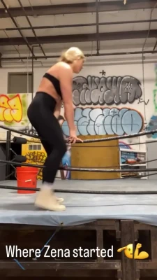 zena_wwe - Hot lips
