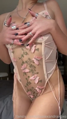 ellaalexandraxo - Are you looking at anything other than my tits? 😁