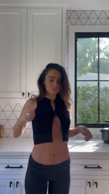 sommerray - body visible through a gap in a shirt ☺️ part 1