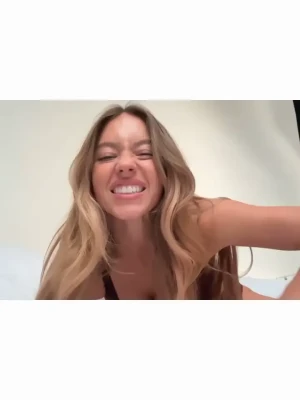sydneysweeney - Can you blow the bubbles off 😙