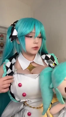 upminaa - get on your knees and start worshiping me