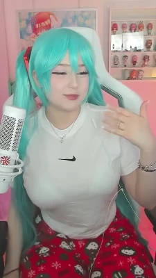 upminaa - New videooooo  I would like to have a satisfayer for these moments 