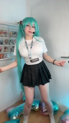 upminaa - Do you want to see me sweating while playing sport?? 💦💦 Quieres