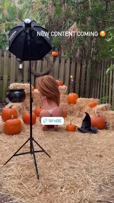 ellaalexandra - 🎙️ Check your DM’s guys….🎙️. Love this pic….a girl