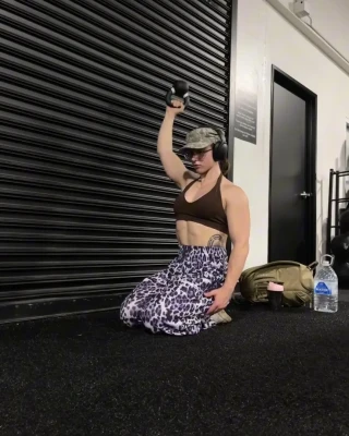 leanbeafpatty - Gucci slides pool side 🙌🏼