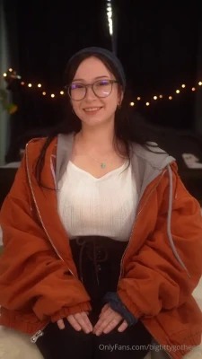 bigtittygothegg - Who would like these toes wrapped around their neck