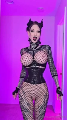 razorcandi - More pics from my favorite photoshoot (scroll down for the ones I