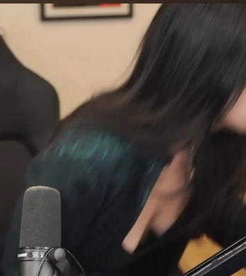 carolinekwann - ..and pull the string to the side.. ➡