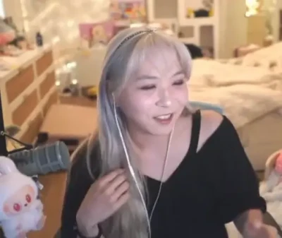 yvonnieng - Anyone feel like video chatting.  1/2 hour - $150 1 hour - $250 