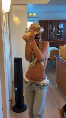 britmanuela - Empty out your wallet. Drop on your knees. Suck and clean my candy
