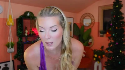 katwondersfree - As my tits expand out more, filling up and stretching this little v