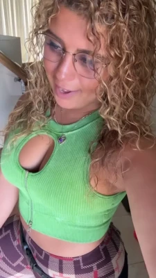 justyeliz - I'm really horny today, I want to be told bad things 😬🔥.