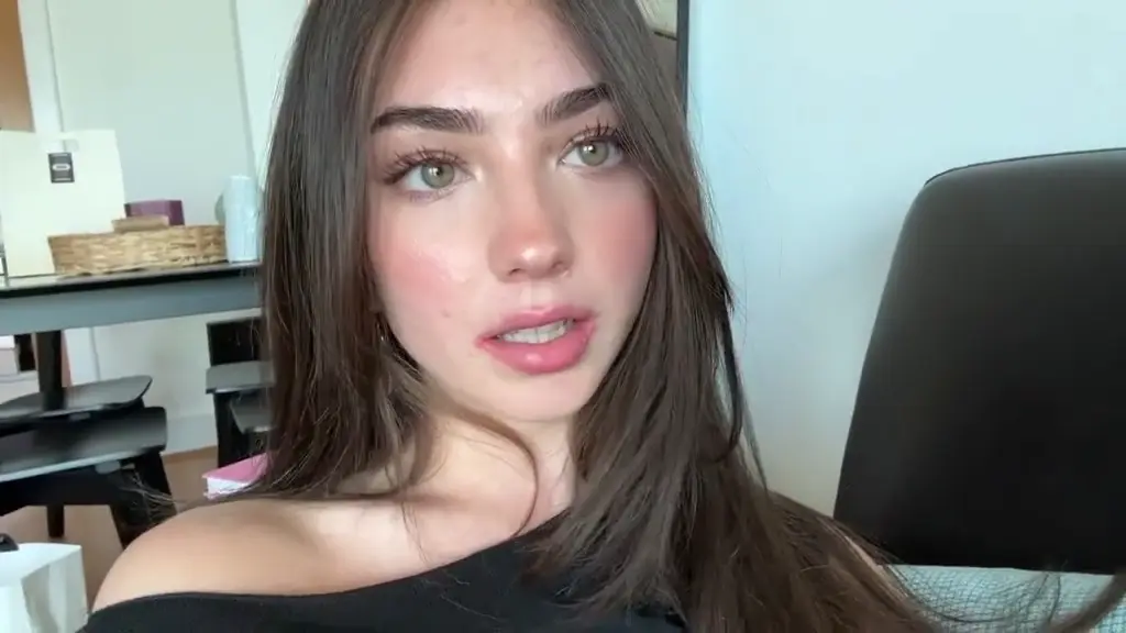 elizabrowne_ - Heels or No Heels? 👠 I'm Flexible either Way 💋