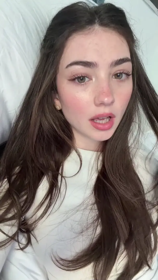 elizabrowne_ - I'm in the mood to play 🍑😏
