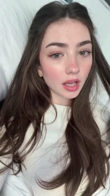 elizabrowne_ - I'm in the mood to play 🍑😏