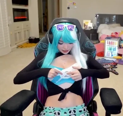 emiru - Comment the emojis that best fit this pic 🤤