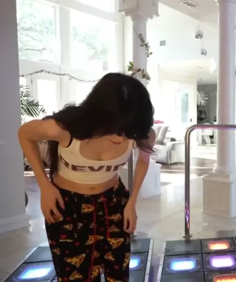 emiru - Happy Hump Day!! 🍑