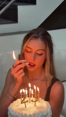 cortneygibson - Oddio oggi mi andava di mettermi questa tuta a rete bucata.. secondo