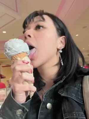 jikatabi - She's so hot and even hotter when she straps on a dildo and takes