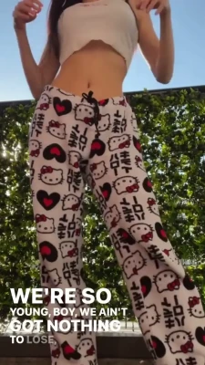 fruitypoppin - Feet’s 👣  Open for Giant’s or feet’s fetish videos 🎥