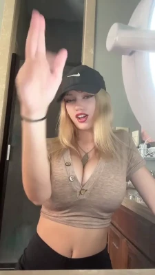 mikahlynn - Just arrived at my office! Give me a few mins and I’ll be LIVE!