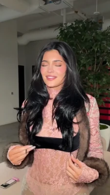 kyliejenner - Walking around the house Nake. The best feeling ever