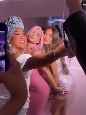 kyliejenner - Good morning to my favorite people!! Thank you for being a member of