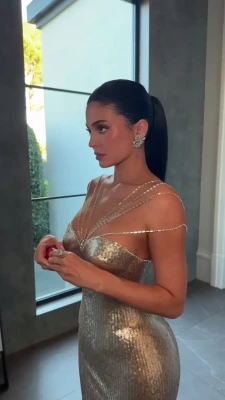 kyliejenner - Good Monday let's get wet and play
