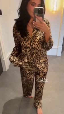 kyliejenner - Hey guys, how about my boy do gold shower in my mouth ?? 😘😘