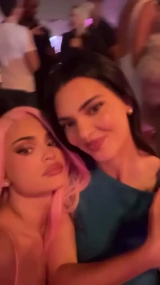 kyliejenner - Stroke with me while I 💦💦💦