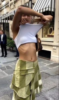 zendaya - Check out these scrunched toes!