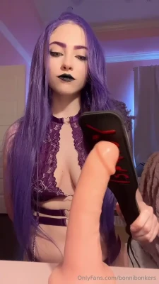 bonnibonkers - What a tiny, thin, white top🤪🤭