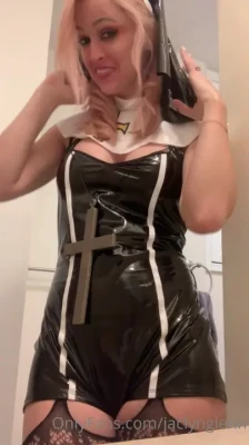 jaclynglenn - leo rising during leo szn⭐️