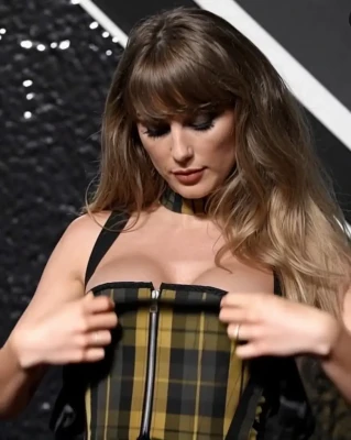 taylorswift - Anyone else getting excited for tonight’s photoset? 😋🥰