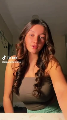 gianna.lorenn - You like with when I spread my legs don’t you? 😜