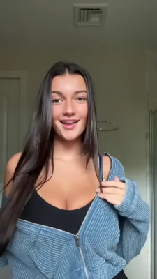 gianna.lorenn - New video!! Playing with boobs and walking!! 🎊 💣
