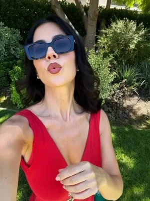 marinadiamandis - OMG!! I just hit 900 fans!!! Time to celebrate!!  Tip $9 to
