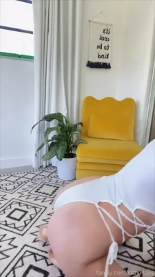 kittyplays - Let me distract you👉 @miledishs 🍒Cum and pour your cum all over