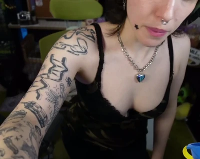 yungelderberry - Grindr tells you Mikah Doll is 0 Feet away, as you walk into my hotel