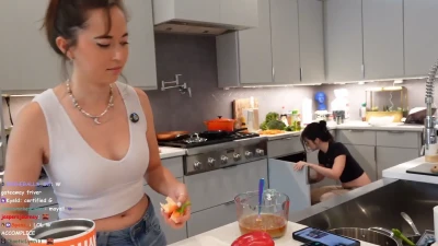 maya_higa - Helemaal naakt tussen de banden.
