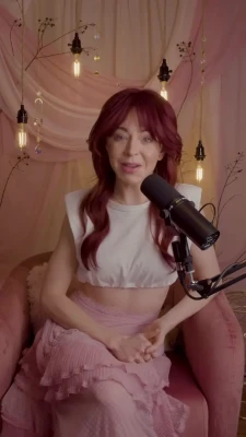 lindseystirling - Im Soo hungry and horny 😜 need to eat something 😋😋😋 today