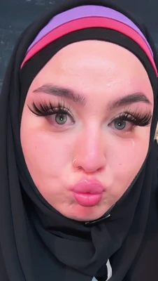 fr0gan - Who doesn’t love a Hooters girl? 🥵