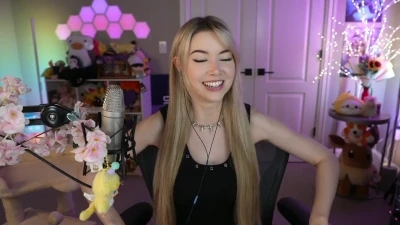 thedizzykitten - Always online  chloe_sugar How sexy is my best friend   chloe_sugar 