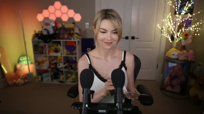 thedizzykitten - Batendo uma escondido na escada enquanto tem gente em casa