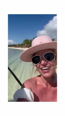 britneyspears - Come see what I have for you...💦