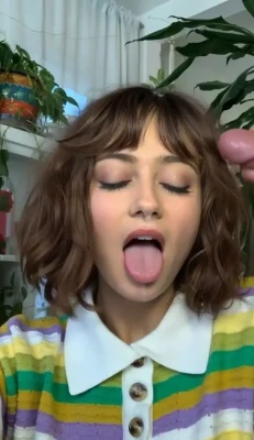 ella_purnell - Fresh out of the shower!
