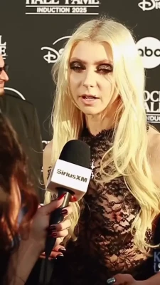 taylormomsen - 粉丝打賞榜排名  第一名：2131 第二名：1642